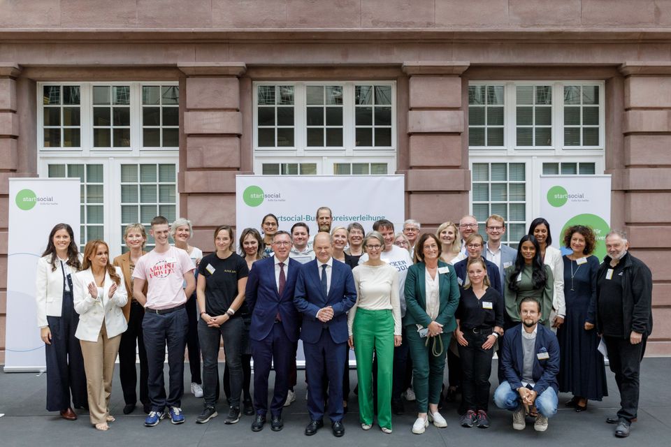 Gruppenfoto der startsocial-Bundesauswahl vor einem historischen Gebäude in Berlin.